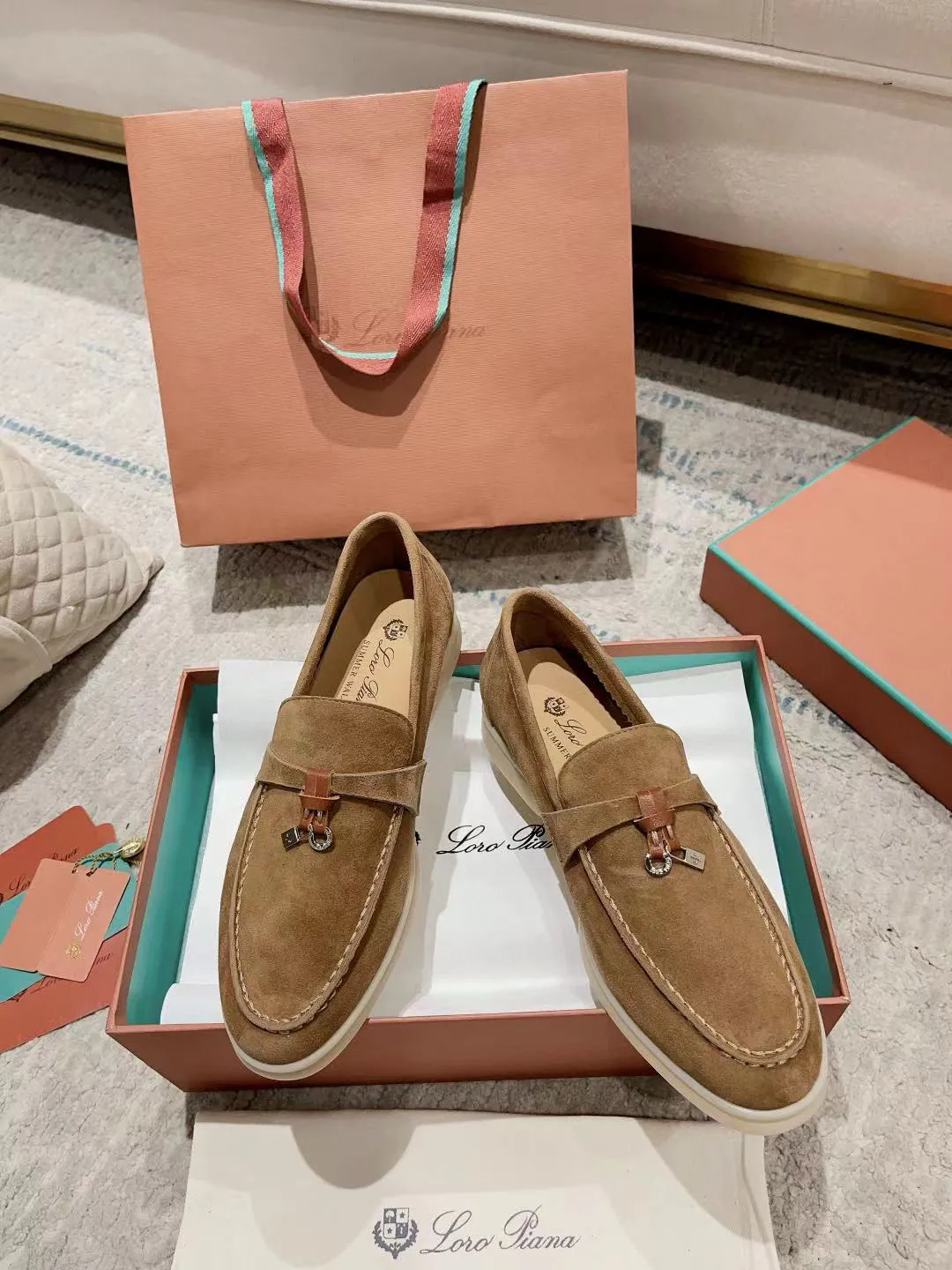 Factory price: 520💰4050 new color. Original purchase, 1⃣️: 1⃣️ folded and developed, Loro Piana professional model to try on feet, quality purchase level, flash sale of common products on the market, welcome to compare, original packaging. Fabric: Imported from Italy🐑High mercerized shearling, Lining: Hand-sewn mark thread in water-dyed cowhide imported from Italy🧵, high-end and elegant. Comfortable on the feet. Size: Women's 35-42 (41, 42) customized, non-returnable, men's 38-45 (46, 47, 48) customized, non-refundable. Fashionable boutiques that you can’t miss, a must-have item